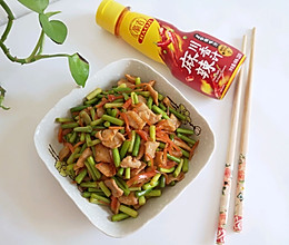 #豪吉小香风 做菜超吃香#麻辣鲜香的蒜苔炒里脊肉的做法