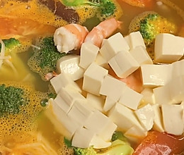 暖冬必备的【鲜虾豆腐蔬菜汤】，配上米饭或面条连锅端！的做法