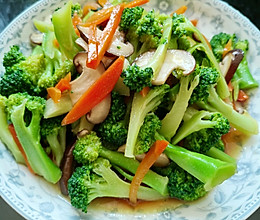 清炒西兰花香菇胡萝卜的做法