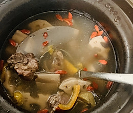 清润补血～莲藕花生米猪骨汤的做法