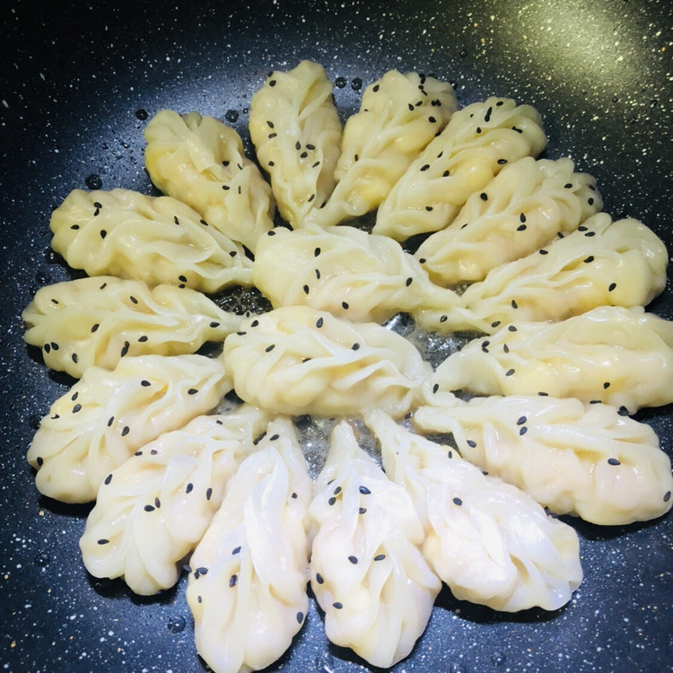 马蹄玉米虾肉饺子的做法