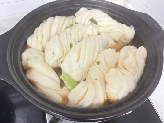 排骨焖花卷一锅出的做法