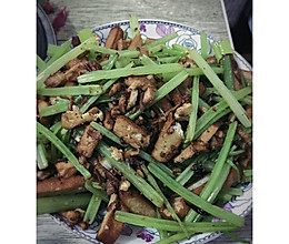 豆干炒芹菜的做法