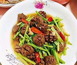 潮汕牛肉丸炒芹菜的做法