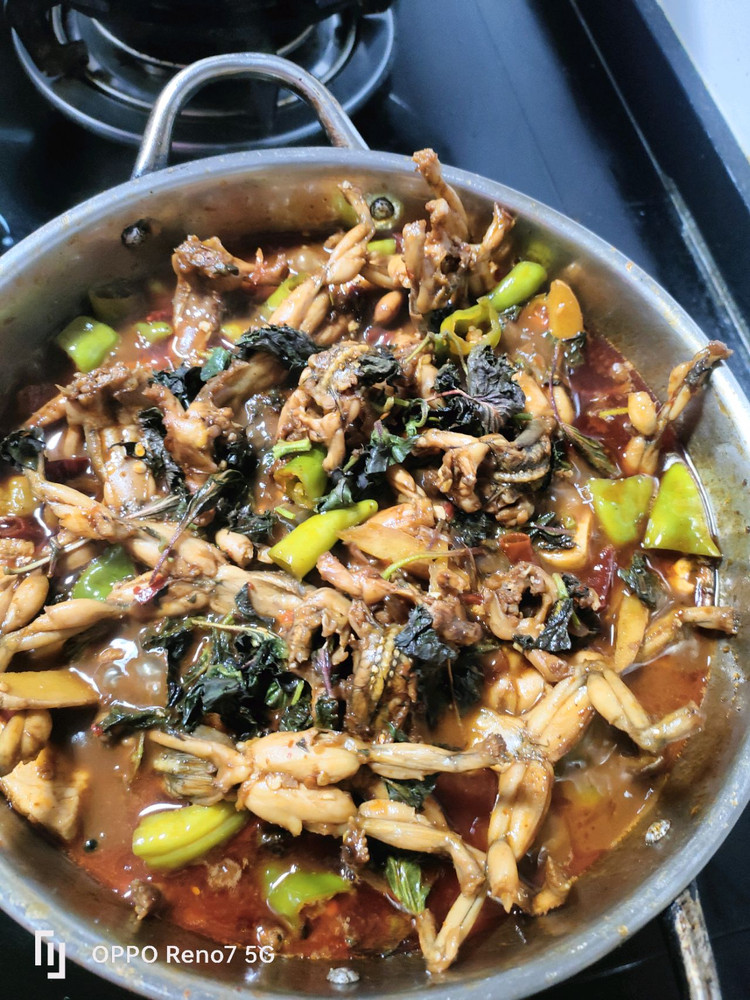 香辣田鸡煲的做法