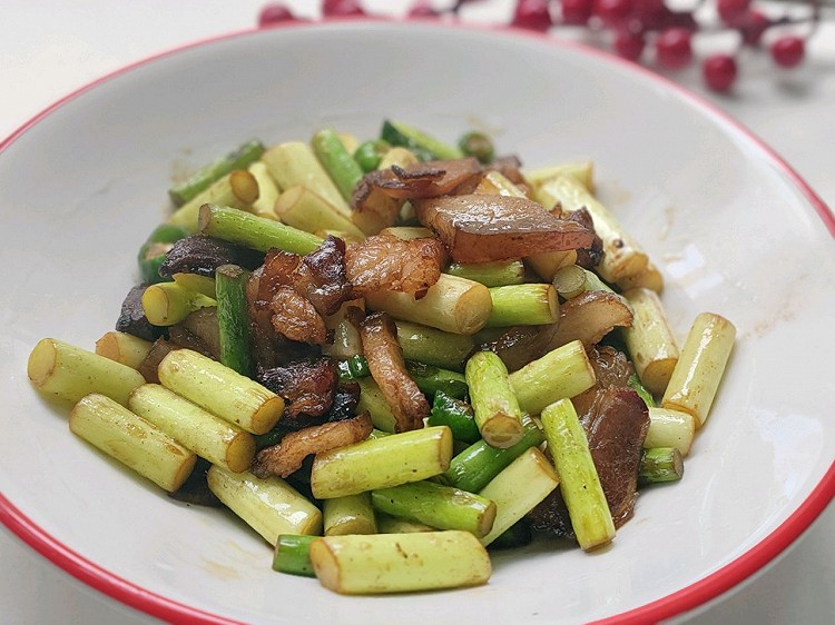 蒜苗炒腊肉的做法