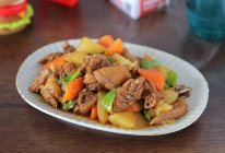 #流感季饮食攻略#经典家常菜～胡萝卜土豆焖鸡的做法