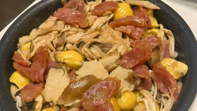 #法国天然奶酪挑战赛#黄油鸡枞菌板栗腊肠煲仔饭的做法