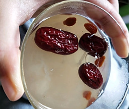 满满胶原蛋白吃出好气色——红枣枸杞莲子银耳汤的做法