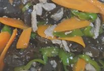 《尖椒胡萝卜木耳炒土猪肉》的做法