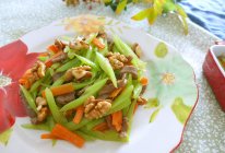 香芹牛肉炒核桃的做法