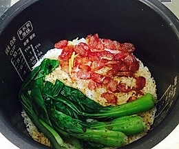 电饭锅腊肉煲仔饭的做法