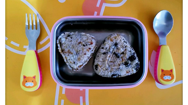 与娃共享美味之肉松海苔饭团的做法
