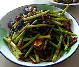 蒜头炒腊肉的做法