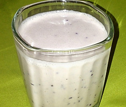 蓝莓香焦奶昔的做法