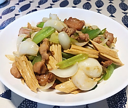 要蛋白质也要膳食纤维——适合春日的西芹百合炒腐竹的做法