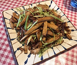 芹菜香干小炒肉的做法