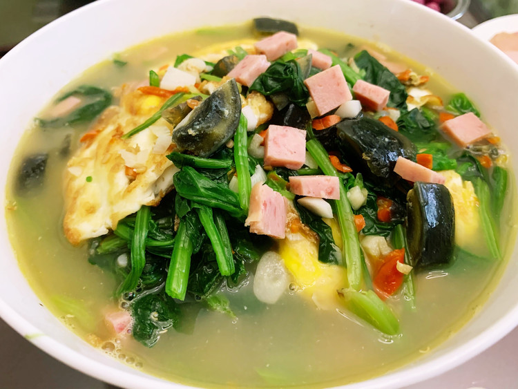 菠菜这么吃最鲜美：剁椒荷包蛋上汤菠菜的做法