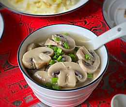 #憋在家里吃什么# 营养丰富的蘑菇汤助你提升免疫力的做法