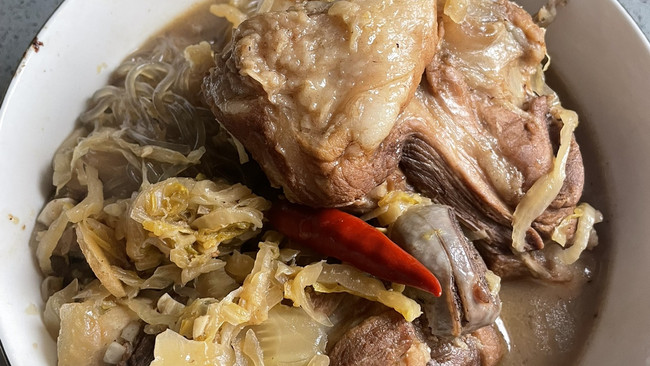 大骨头炖酸菜的做法