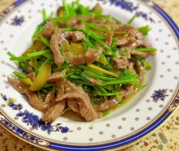 家常香菜酸黄瓜炒牛肉 人间美味的做法