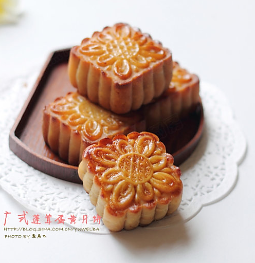 莲蓉蛋黄月饼的做法