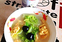 #西班牙橄榄披萨沙拉创意菜#黑橄榄鸡蛋白菜汤的做法