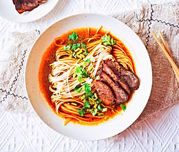 满桌佳肴，独独爱这一碗汤香料足的牛肉汤面的做法