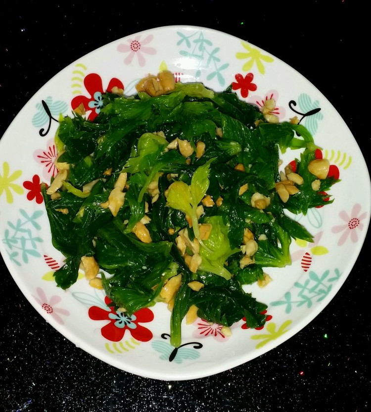 芹菜叶花生碎的做法