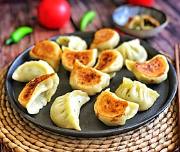 #肉食者联盟#煎饺子的做法
