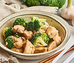 鸡胸肉炒西兰花的做法