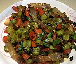 芹菜炒腊肉的做法