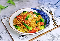 #我们约饭吧#虾仁火腿炒方便面的做法
