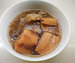 滋阴补血平燥的墨鱼莲藕筒骨汤的做法