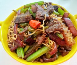 牛肉炒方便面#本周热榜#的做法
