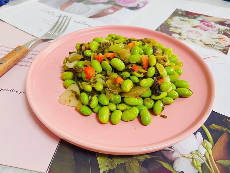 雪菜炒毛豆咸香味美的做法