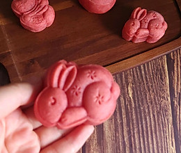 草莓味月饼，中秋节一起吃兔兔的做法