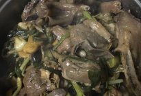 冬菇芹菜焖鹅的做法