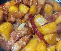 红烧肉焖土豆的做法