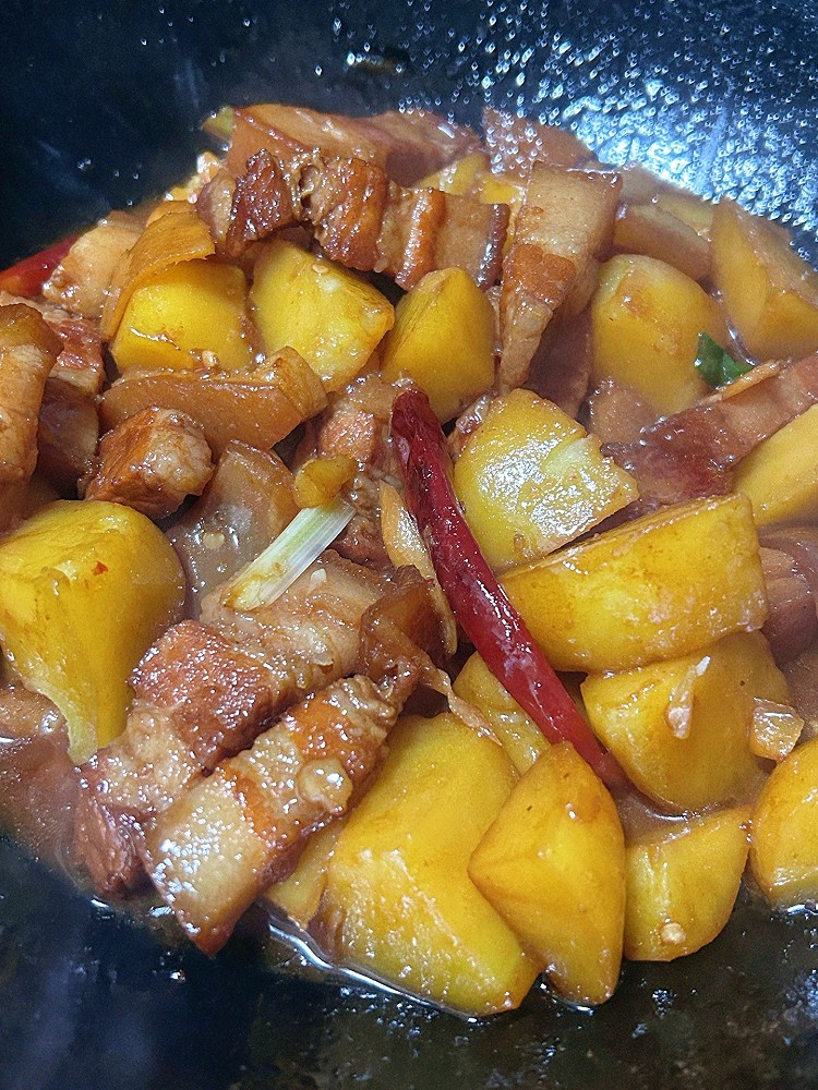 红烧肉焖土豆的做法