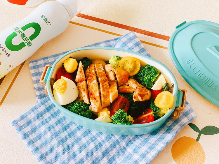 减脂餐—鸡胸肉蔬菜沙拉，健康营养配比的做法