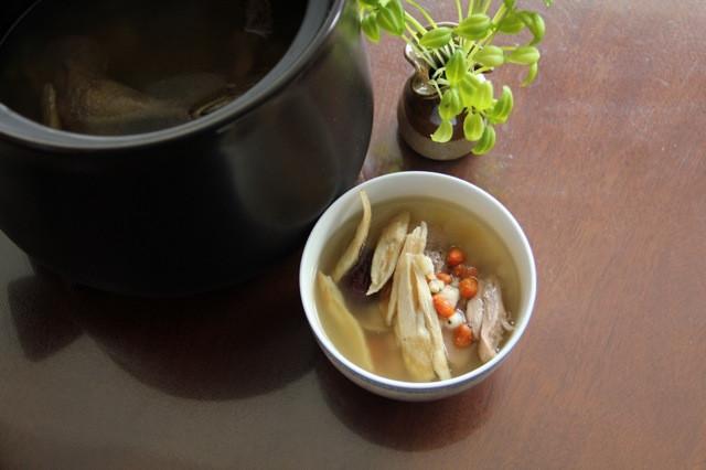 当归党参乌鸡百合滋补汤的做法