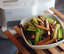 蒜粒香干炒芹菜的做法