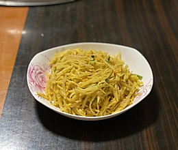 咸蛋黄炒土豆丝的做法