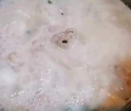 鲜肉丸子豆腐鲫鱼汤的做法