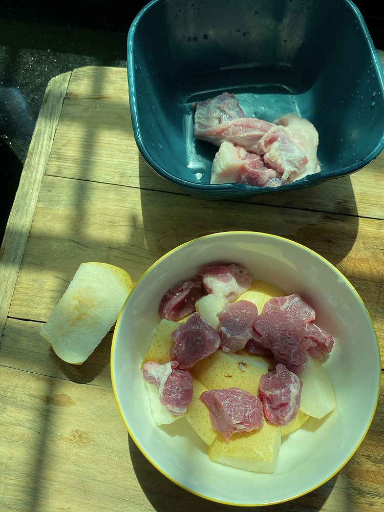 秋季润肺——雪梨猪肉汤的做法