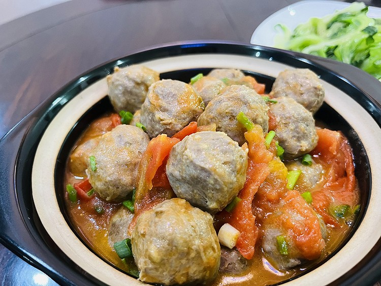 冬日里的牛肉丸子番茄煲，QQ弹弹老少皆宜的做法