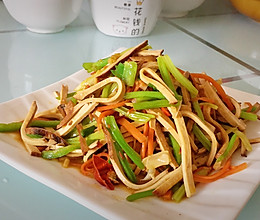 腊豆腐丝炒芹菜的做法