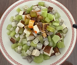 清爽凉拌莴笋藕带豆干，一菜两吃的做法