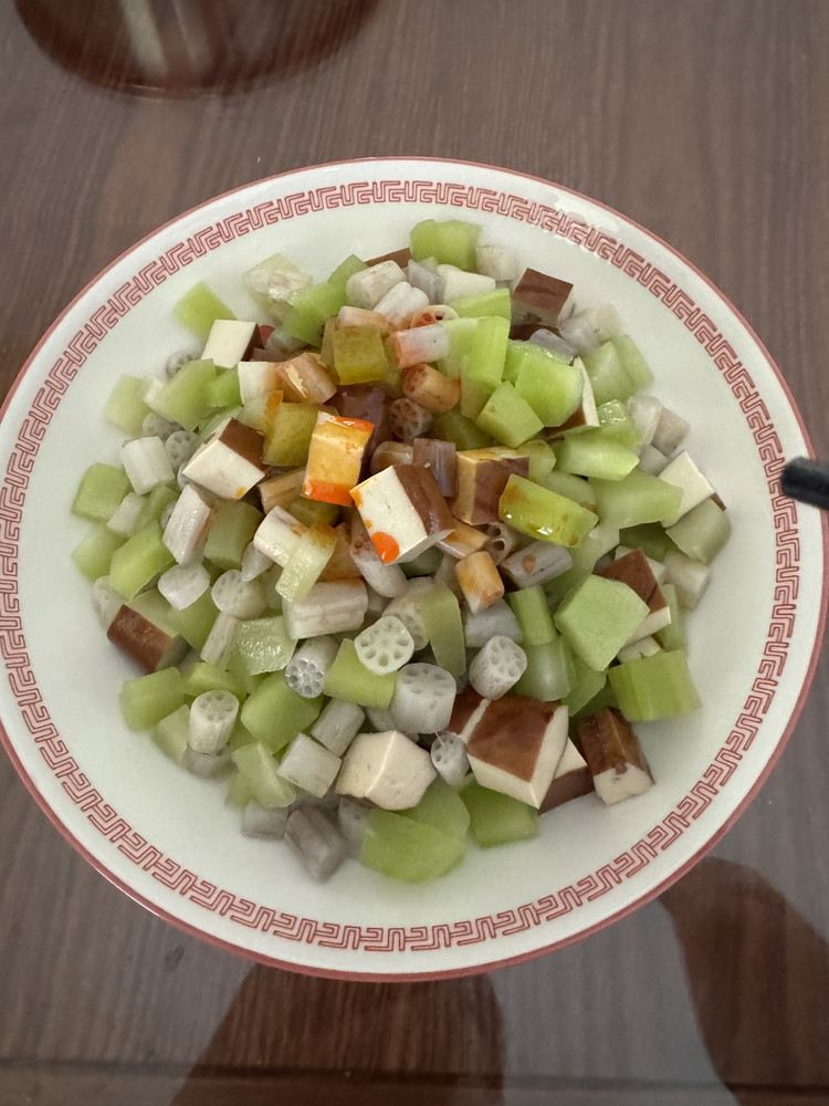 清爽凉拌莴笋藕带豆干，一菜两吃的做法